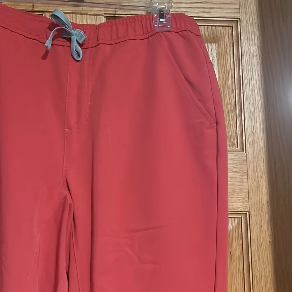 Men’s Figs Tansen Jogger Scrub Pants in Clay | Size M Tall